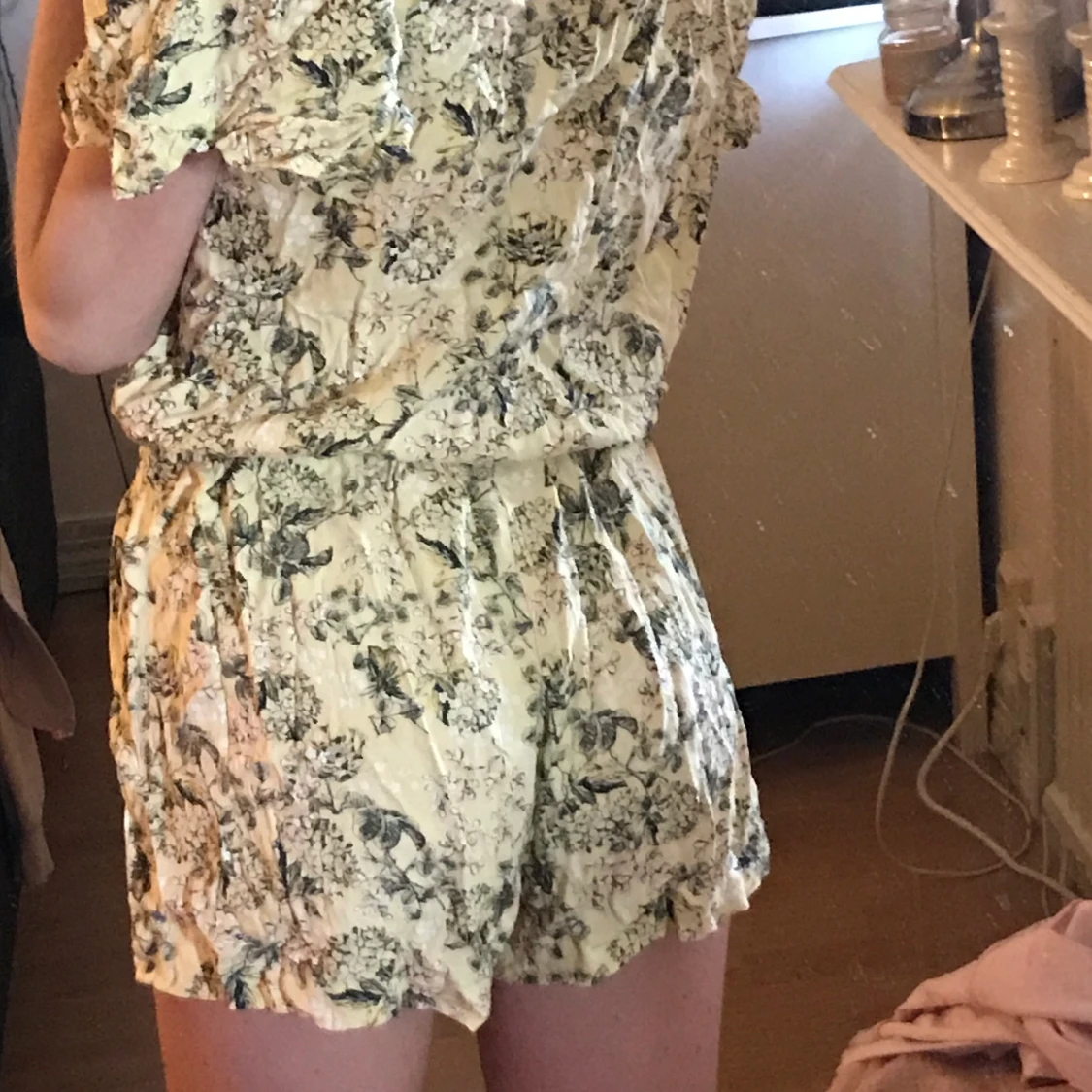 Gul, storlek 146-152 men den är som en xs - 90