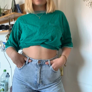 Grön tröja från Divison Jeanswear - Bra skick, köpt secondhand men har inte blivit använd. Fin grön färg med detalj uppe vid halsen och vid ärmarna. Ganska stor i storlek, jag är vanligtvis s-m men skulle säga att den passar s-l beroende på hur man vill att den ska sitta.