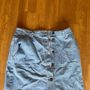 Kjol  - Jeanskjol i storlek 40. Kan mötas upp i Storvreta eller så står köpare för frakt!