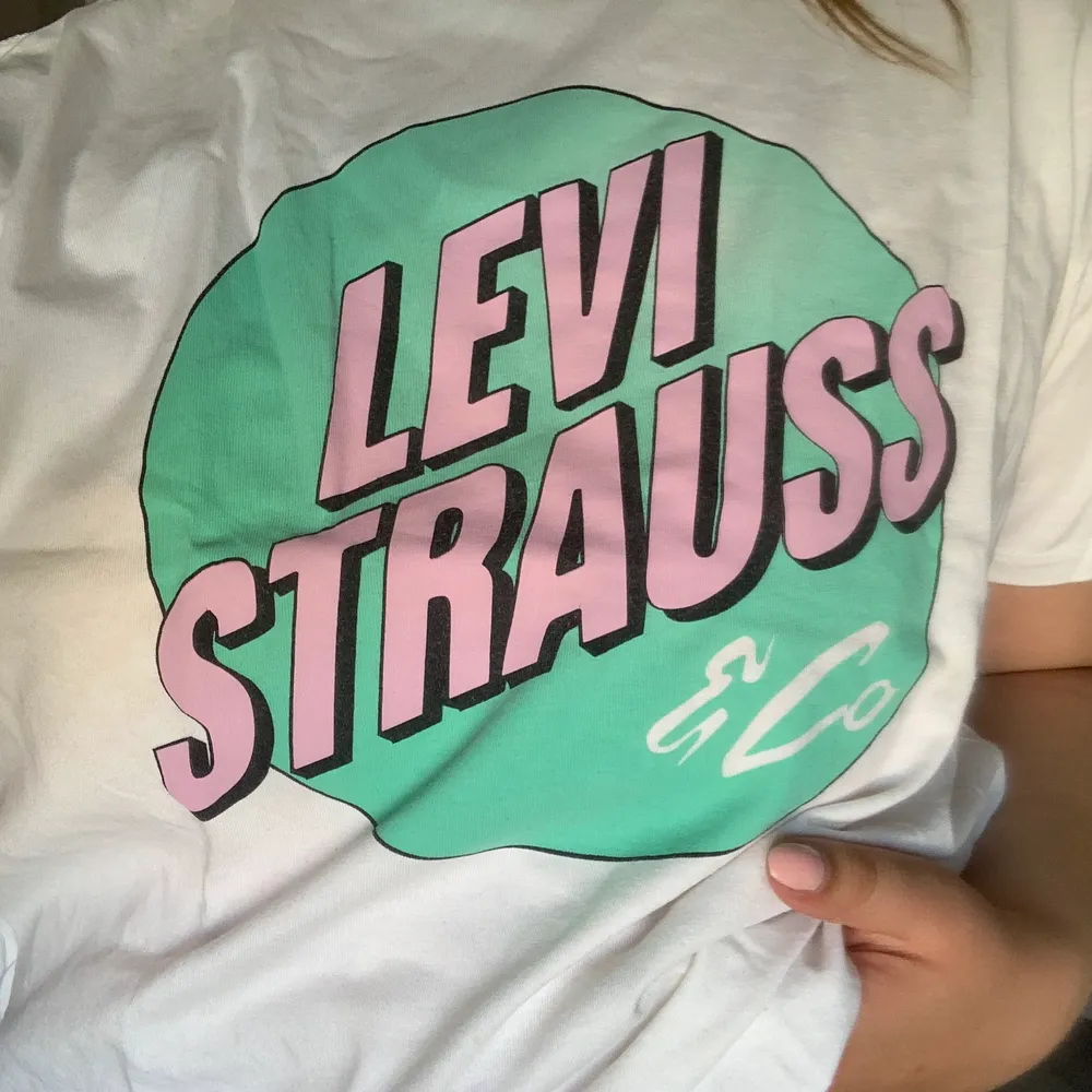 T-shirt från Levis med ”boxig” passform. . T-shirts.
