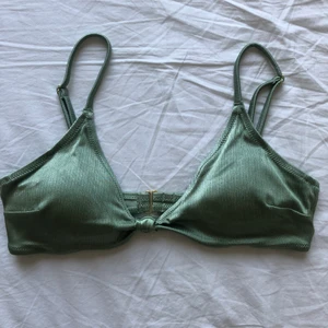 Skimrande bikini - Säljer denna söta bikinitoppen då den tyvärr inte passade mig😕⚡️ Kontakta mig vid frågor mm!!