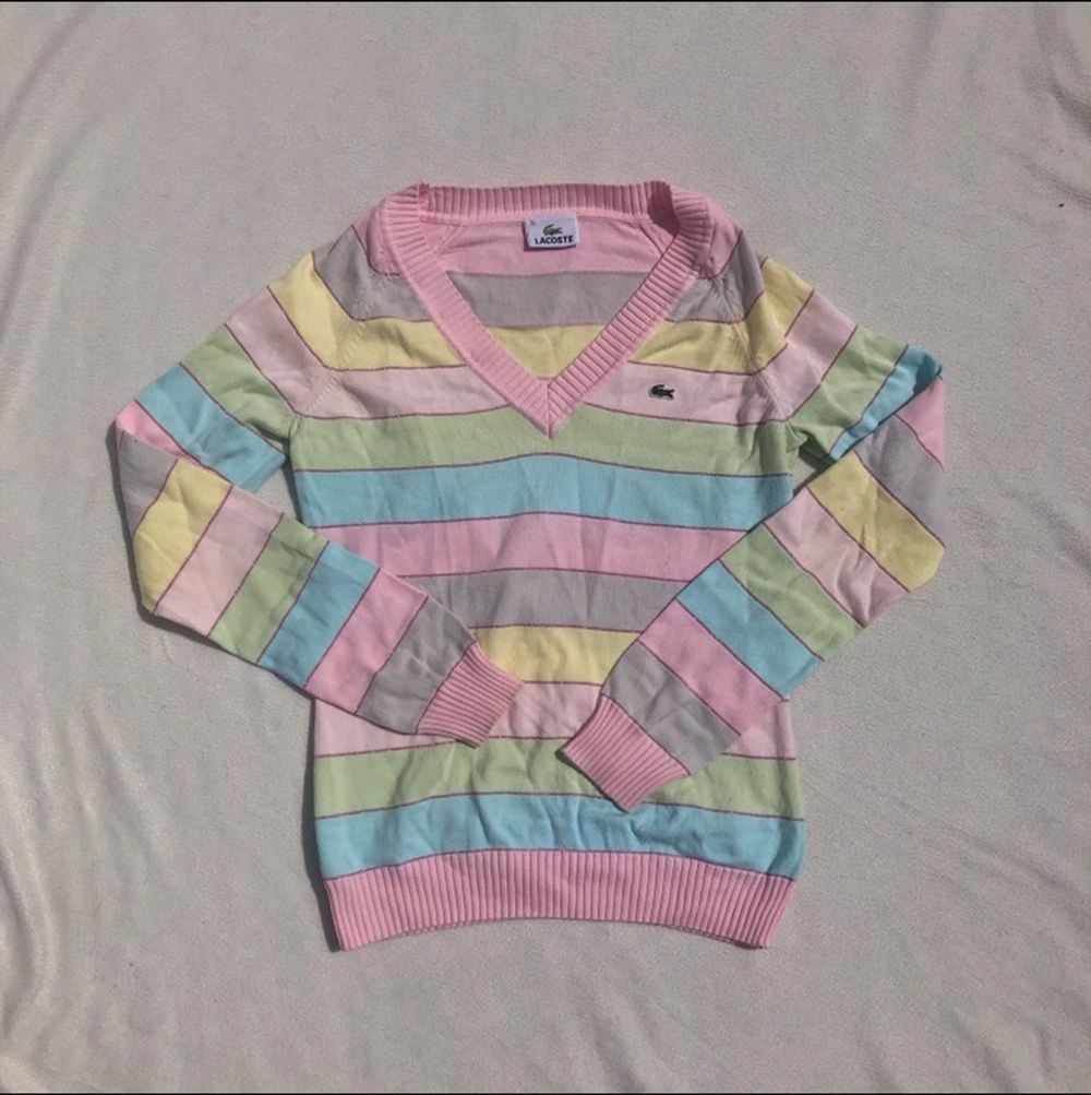 V-neck pullover från Lacoste i pastelliga färger. Strl 36. Notera att strecken mellan färgblocken är glittriga. Finns en liten fläck på ena armen som ej gick bort i vanlig maskintvätt. Kanske går med fläckborttagning. 💫 +frakt 59 kr 💫 Se även mina andra annonser, jag samfraktar gärna 💫. Tröjor & Koftor.