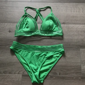 Bikini  - Sjukt snygg, trendig och unik bikini från HM i str 36. För liten för mig tyvärr och därför jag säljer. Man köper båda delarna. Köparen står för frakt💕