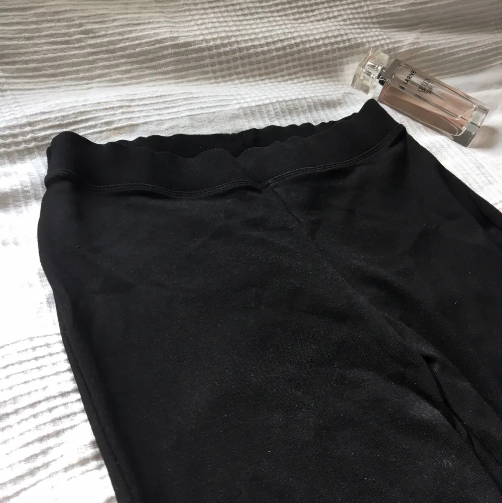 Svarta yogapants från Gina tricot använda endast ett par gånger. Storleken är m och de passade mig när jag var ca 160 lång. SUPERSKÖNT material, tjockt och mjukt ej genomskinligt!. Jeans & Byxor.