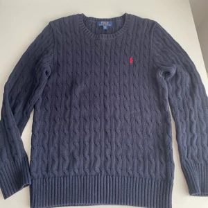 POLO RALPH LAUREN CABLE CREW NECK - Säljer nu en stickad sweatshirt från Ralph Lauren på grund av att den är för liten. Den är i bra skick. Pris och leverans kan diskuteras!