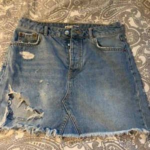 Kjol - Super fin kjol tyvärr har den blivit för stor. Använd några gången endast