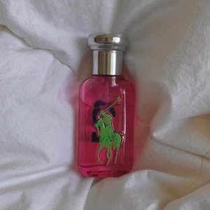 Ralph Lauren parfym - väääldigt sparsamt använd ralph lauren parfym som jag fick i julas, har kanske använt ca 0,5 cm av flaskan alltså är den nästan helt full.