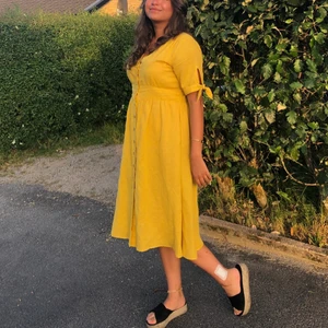 Gul linneklänning - Från indiska, storlek M men passar S också, perfekt till sommaren! härligt linnetyg