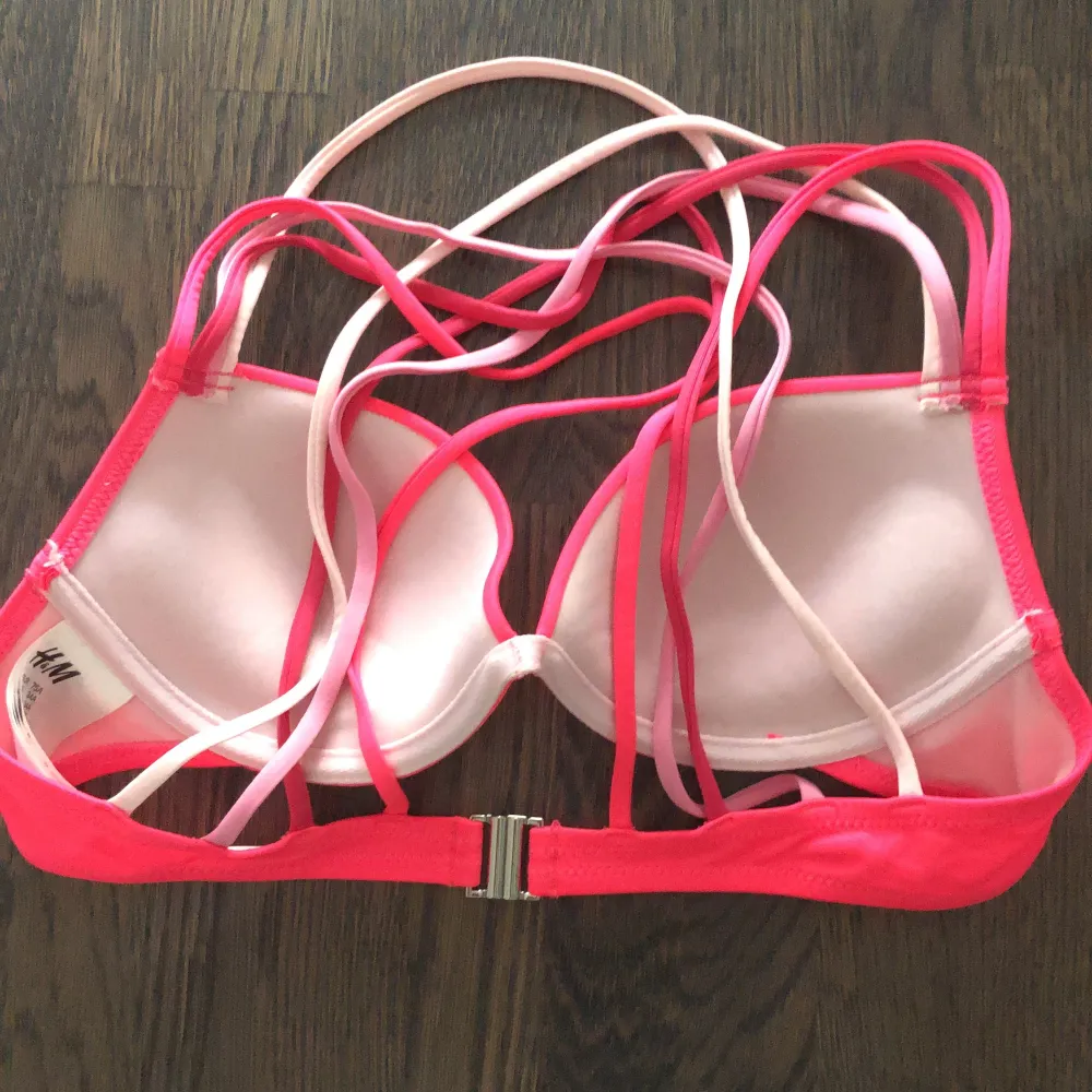 En neonrosa bikini topp med lite push up. Fina detaljer i ryggen, köpt för flera år sen men aldrig använd. . Övrigt.