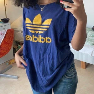 Snygg adidas tröja - As nice vintage adidas t-shirt! Samma tryck bak och fram! Det står M men är väldigt oversized så skulle säga att den passar S-L!☺️ två små hål längst ner i bak som man kan se på sista bilden men annars super bra skick! Köparen står för frakten💕