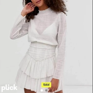 Vit linne klänning från Asos - Säljer en vit linneklänning som är helt slutsåld på hemsidan. Perfekt nu till studenten! Skulle ha den till min egna men hittade en annan🧚🏽 Hör av er vid frågor m.m!!