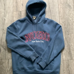 Hoodie strl M - Säljer min blåa hoodie i strl M från H&M! Den är i mycket bra skick. Säljer för 90k💘 Obs, köparen betalar för frakten!