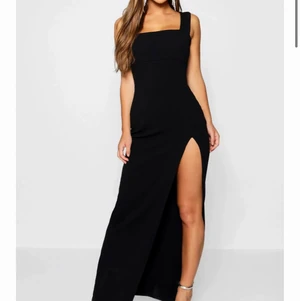 Klänning storlek S - Bara provad. Jätte fin sitter fint. Men inte min stil på klänning. Pris kan diskuteras 