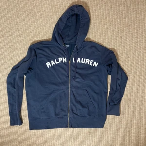 Ralph Lauren zipup hoodie  - Stor Ralph Lauren Hoodie från Gullygarms (secondhand). Har inte använt så mycket. Bredd: 66cm, längd: 68cm, tag: XL.  Den har lite fläckar vid fickan. 