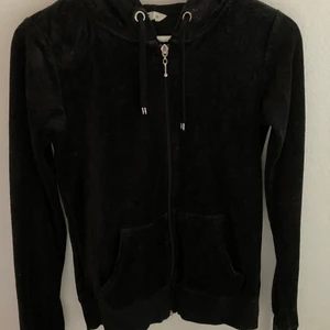 Mjukisset  - Fint mjukisset från Cubus, långärmad tjocktröja med dragkedja och ett par mjukis byxor till det. Köparen står för frakten💞 billigare vid snabb affär.