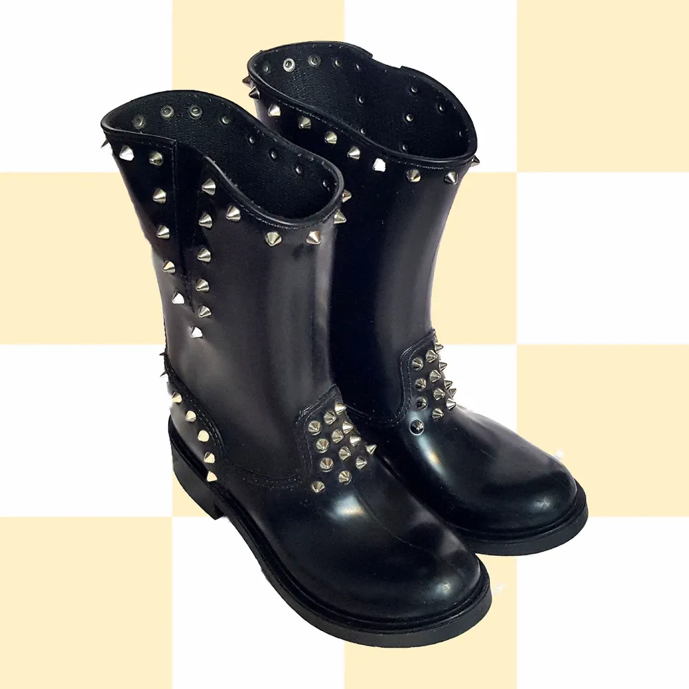◾️ HIGH QUALITY BLACK SHINY STUDDED RUBBER BOOTS WITH STURDY HEEL AND OUTSOLE. FOR RAIN OR CASUAL WEAR. MADE IN ITALY, FROM MANCAPANE  • SIZE - EU 37 / US 6-7 / UK 4 • BRAND - Mancapane  . Skor.