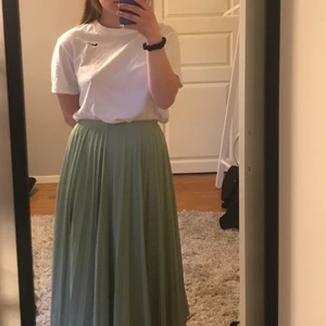 Mintgrön plisserad kjol från hm - Säljer min mintgröna plisserade kjol från hm i storlek xs/s den är rätt stretchig. Startbud 150kr+frakt 