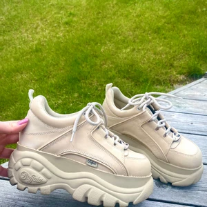 Super snygga beiga chunky Buffaloes  - Super snygga beiga Chunky Buffalo skor🤎 storlek 37 men skulle säga dom passar de som har storlek 38💓💓 älskar dessa skor men köpte för liten storlek. Använda max 10 gånger 🤎 kan posta men då står köparen för frakten💞 kan även mötas upp i Skövde 🤎 hör av dig om du vill ha mer bilder eller andra frågor 😍