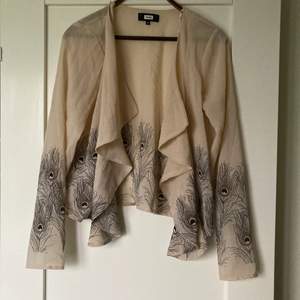 Beige kimono från Bik bok i storlek M. Knappt använd. 