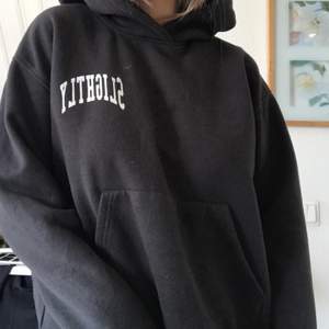 Mörkgrå hoodie från Weekday, strl Xs men lite oversized så skulle säga att den passar från XS-M. Pris 170kr +frakt 💕 Nypris 400kr