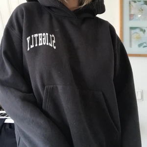 Hoodie Weekday - Mörkgrå hoodie från Weekday, strl Xs men lite oversized så skulle säga att den passar från XS-M. Pris 170kr +frakt 💕 Nypris 400kr