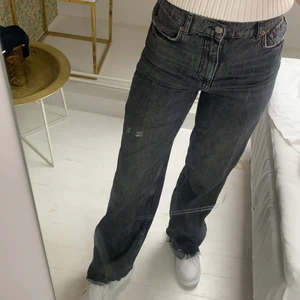Zara jeans  - Snygga slutsålda jeans från zara💗 använda 1-2 ggr jätte fina att ha till någon snygg topp💗