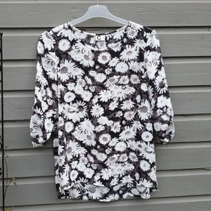 Blommig blus - Supersnygg blommig blus från Cubus i storlek 36💜 säljer den pga passar mig inte längre. Använd men väldigt bra skick. Ärmarna är 3/4 långa och man kan knäppa upp knappen💖