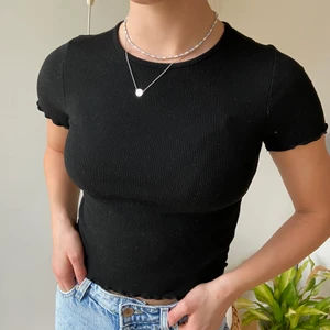 Svart topp XS - Söt svart topp i XS med fina detaljer i ärmarna🖤