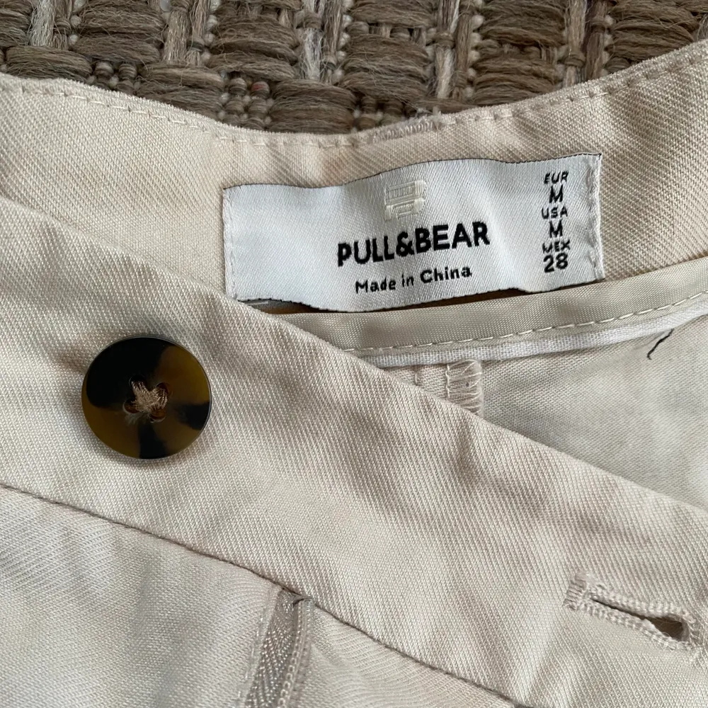 Beigea vida byxor från Pull&Bear. Inköpta förra året. Passar någon som är storlek S i vanliga fall. . Jeans & Byxor.