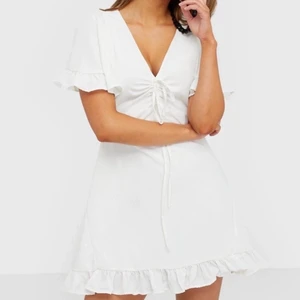 Studentklänning  - Säljer min ena studentklänning jag köpt från Nelly, då jag ändrat mig! Fint skick, endast provat en gång annars har den hängt upphängd. Prislappen kvar. Storlek 36. 300kr, köparen står för frakt🌸