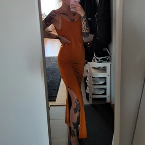 Klänning  - Öppen rygg, slits på sidan, tunna axelband. En dröm klänning helt enkelt 🧡 70kr +frakt 