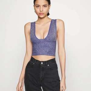 Fest topp - Säljer min otroligt fina fest topp ifrån Zalando som tyvärr inte har kommit till användning då jag har många toppar. Den är väldigt fin nu till sommaren och passar till ungefär allt. Skriv mer för frågor ❤️