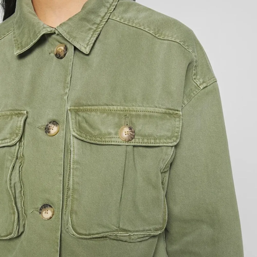Säljer denna gröna jeans jacka ifrån gina tricot. Perfekt till sommaren!!!!💞💓💖❤️💘. Jackor.