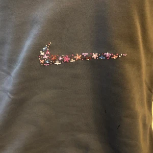 Broderad ”nike” sweatshirt - Helt ny sweatshirt som jag broderat en nike swoosh på. Storlek M. Fläcken på bilden är vatten! 