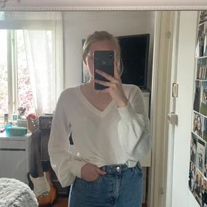 Vit luftig tröja, Storlek S - Vit luftig tröja från NA-KD, knappt använd, storlek S. Tar 100kr inklusive frakt för den. 