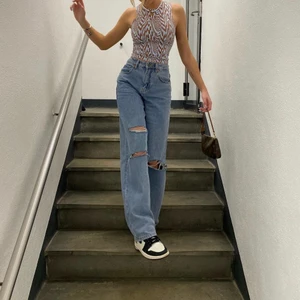 Motel Rocks Ripped Jeans - Köpte dessa byxor 3 månader sen och tyvärr var för långa på mig. Dom här är storlek Xxs men är ganska vida och stora i benen. Den här är min kompis som är 165cm som provar mina byxor! 💖💖