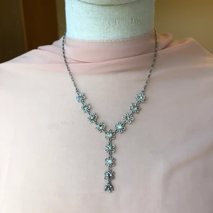 Blommigt halsband - Ps! Har 2 st av detta 😍 Storrensar mina smycken, kolla in i profilen och hitta sjukt snygga & trendiga smycken, ALLT läggs ut för 30kr så fyndaaa! 