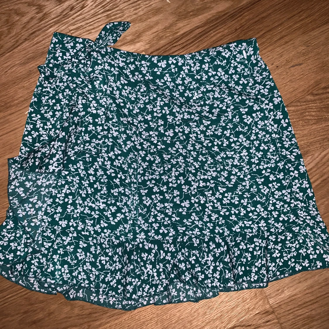 Mörk grön kjol, fyrklöver jätte fin, lite kort men inget speciellt,köpt är köpt från sheinstrl M, nyskick endast testad 2 ggr - 90