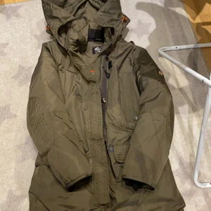 Grön hollies jacka  - En grön jacka från hollies💕 En bra tjock vinter jacka, den är lång och varm. Orginalpriset är 2700 men den har några små skador som t.ex en av dragkedjorna och vissa knapparna sitter lite löst💕 köparen står för frakten.