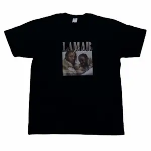 T-shirts med tryck av Kendrick Lamar i 100% bomull. Snygg t-shirt perfekt till sommaren💎☔️