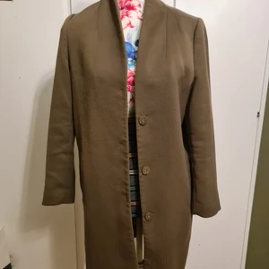 Grön/brun kappa. - Grön/brun kappa ifrån Gina. Jätte skön och passande för våren eller sommaren. Bra skick.