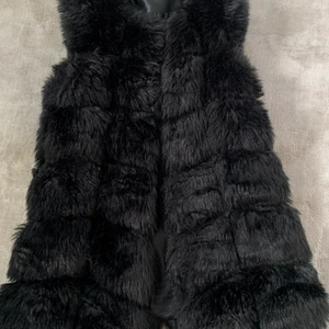Pälsväst - Säljer denna pälsväst pga att jag inte använder den längre. Den är i fejkpäls och är i storlek XS, hör av dig vid frågor eller fler bilder🤍