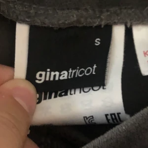 Cecilia velour trousers - Jag köpte detta plagg i början av året! Dem är stora, och dem kommer komma med utan snöre då mitt snöre är borta.💕 Först till kvarn, alltid med frakt!👍🏻 Endast med Swish!😁