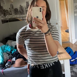 tröja - säljer min randiga croppade tröja från pull&bear eftersom den inte kommer till användning. köparen står för frakten<3