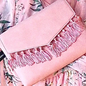 Väska madlady - Rosa väska fuskmocka , strl 18*12 cm. Finns axelband till . Aldrig använd . Märke madlady 