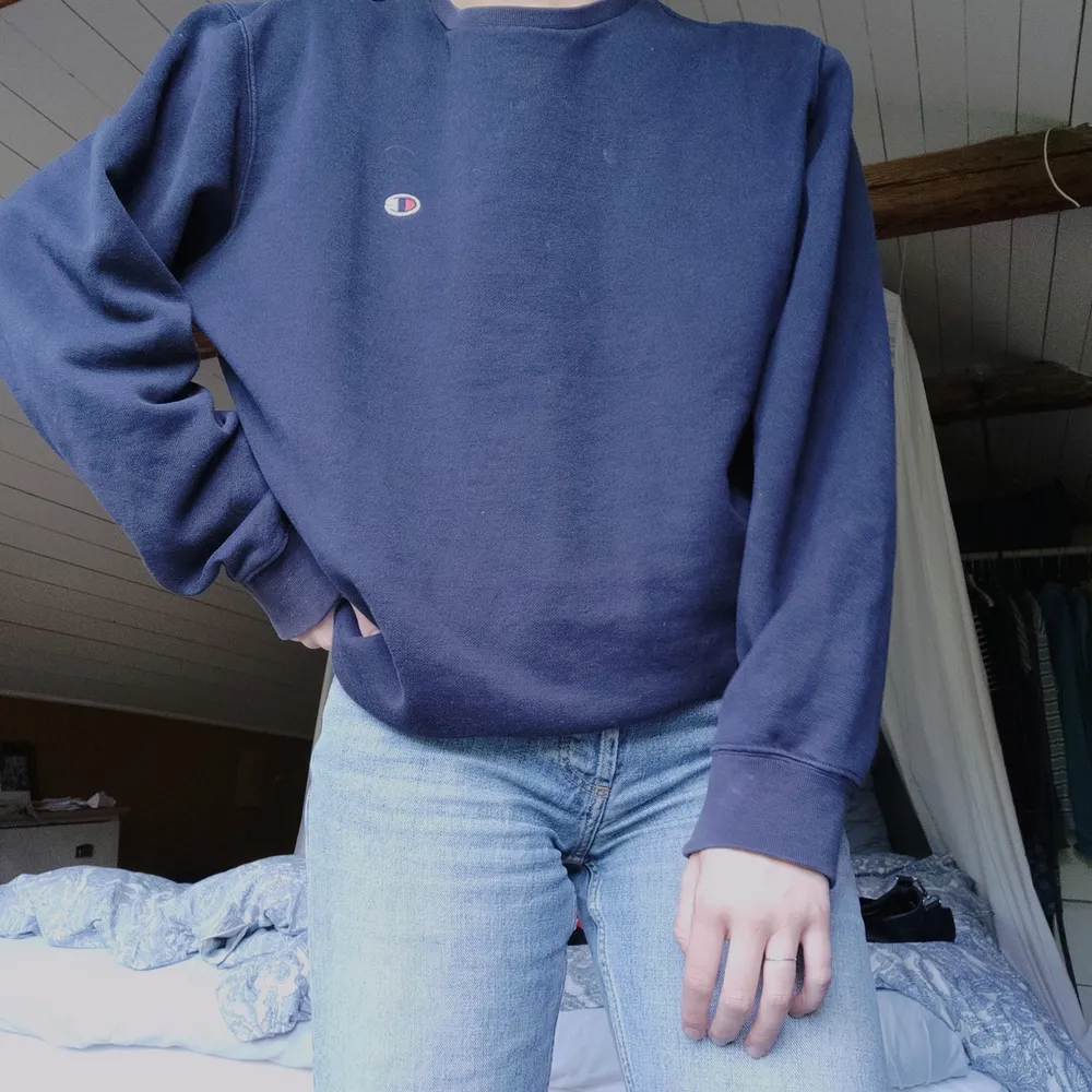Blå champion sweatshirt i storlek M. Älskar denna men har tyvärr tröttnat, därför är den väl använd men fortfarande i bra skick. Kolla gärna in mina andra plagg som jag säljer😊. Tröjor & Koftor.