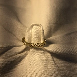 ~Alicia~ - Alicia är ett bra val för dig om du gilla lite mer detaljerade ringar. Passar till mycket. 71kr med frakt 