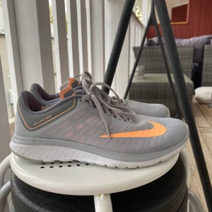 Nike träningsskor  - Träningsskor inomhus strl. 40. Använd en gång. Kan fraktas, köparen står för kostnaden.