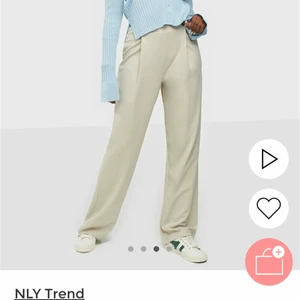 Kostymbyxor  - Säljer nu mina kostymbyxor från Nelly, använd väldigt fåtal gånger. Jag är 164 cm och de är för långa för mig, går dock att sy upp men har inte tagit mig tid att göra det. Pris går att diskutera och frakt tillkommer som betalas av köparen. Skriv vid frågor! 