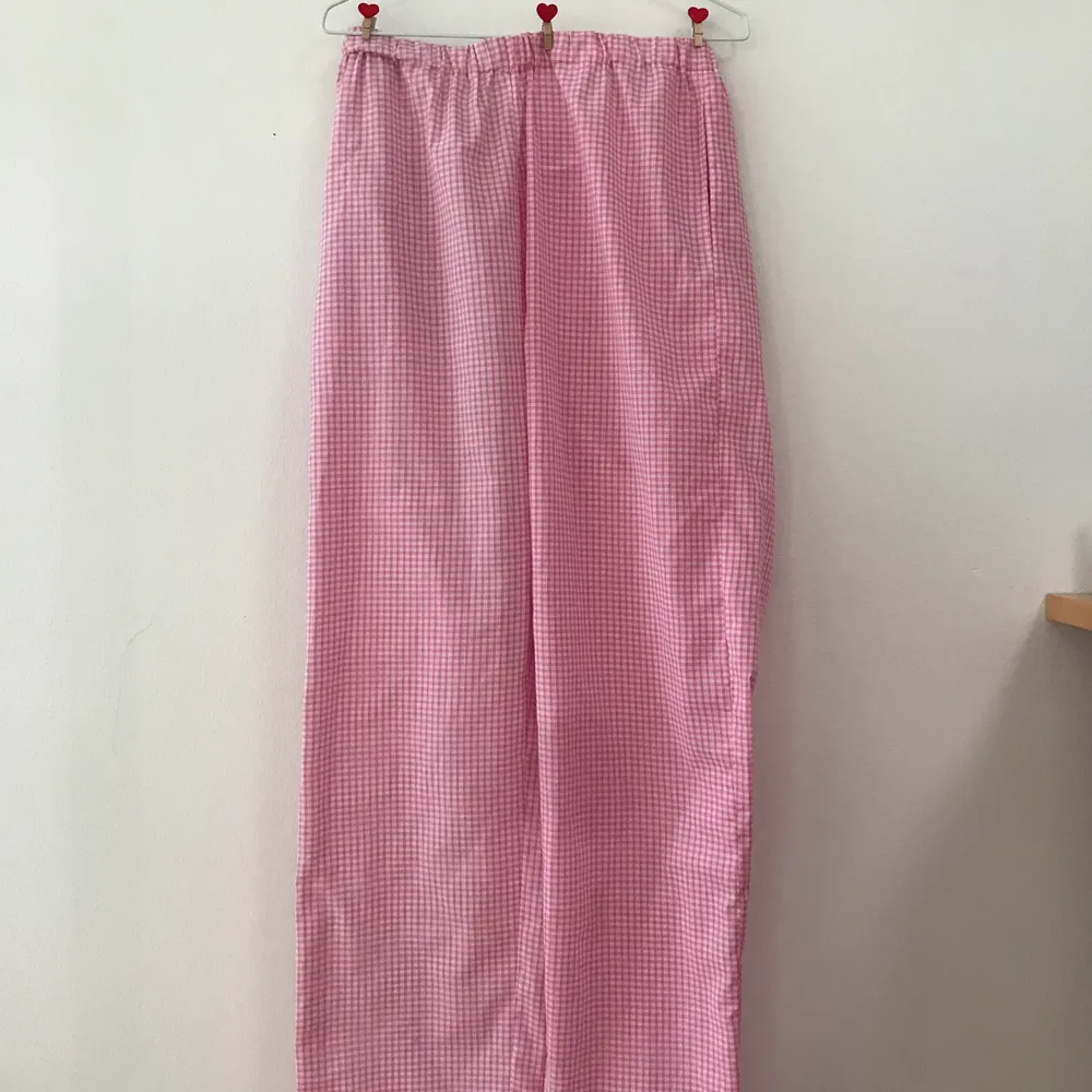 Helt nya rosa byxor från ØST LONDON i trendigt gingham mönster. Sitter oversized på mig som är S/M. Frakt köps separat 🌷. Jeans & Byxor.
